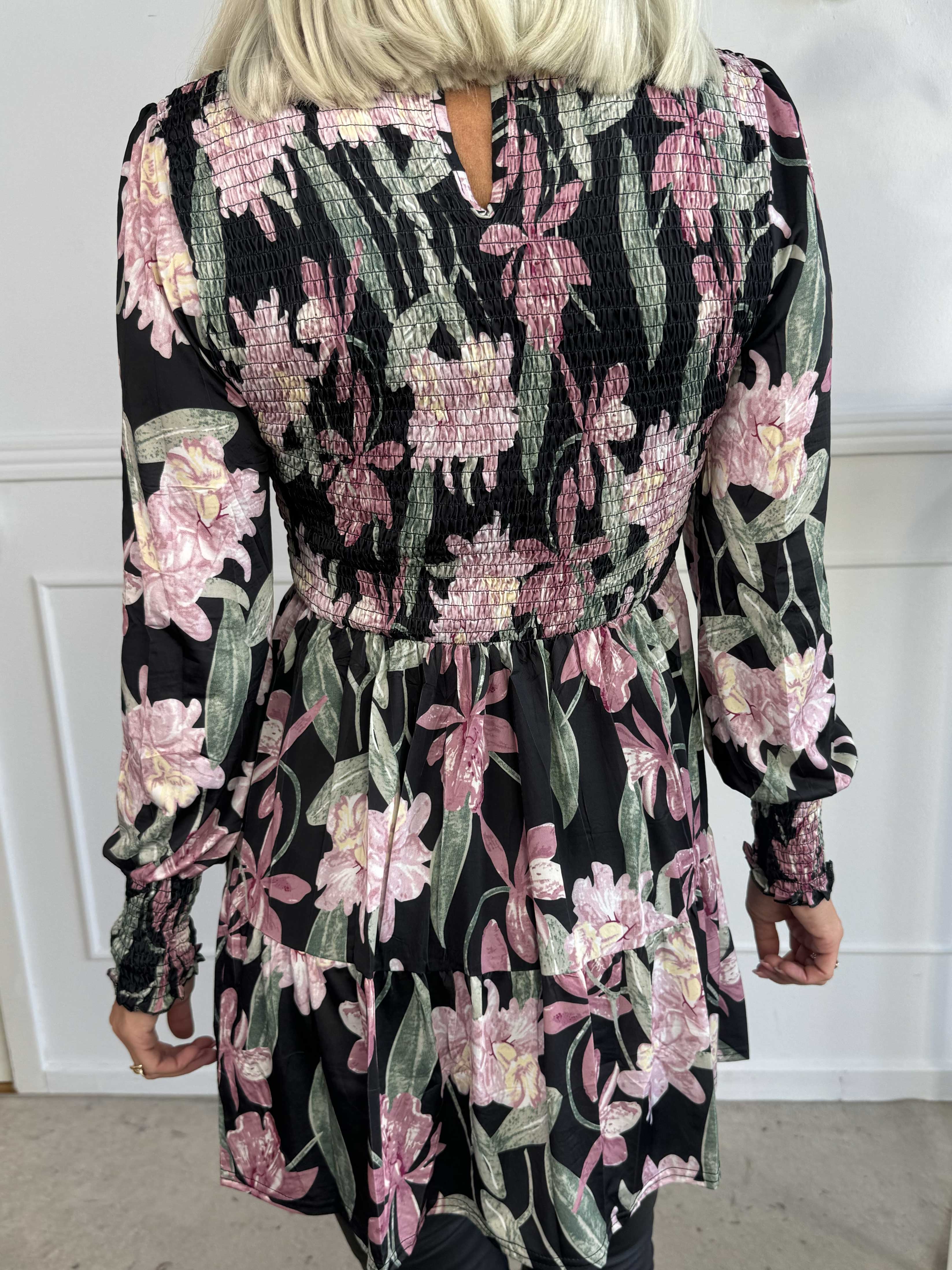 Kelly Flower Shirt - Elastisk blus med smock över bröstet